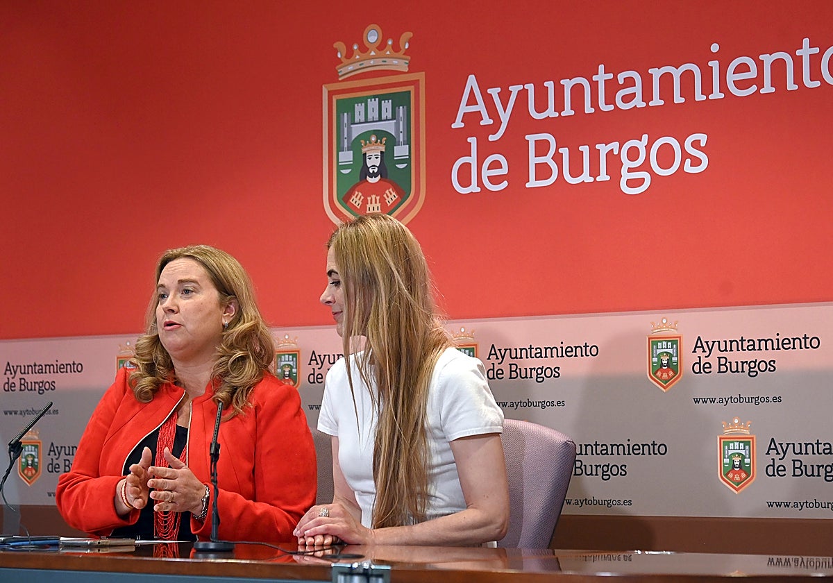 La alcaldesa de Burgos, junto a la concejal de Servicios Sociales