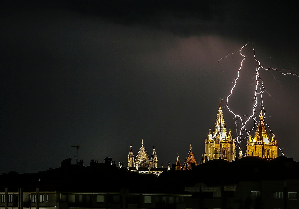 Imagen de archivo de una tormenta sobre la capital leonesa