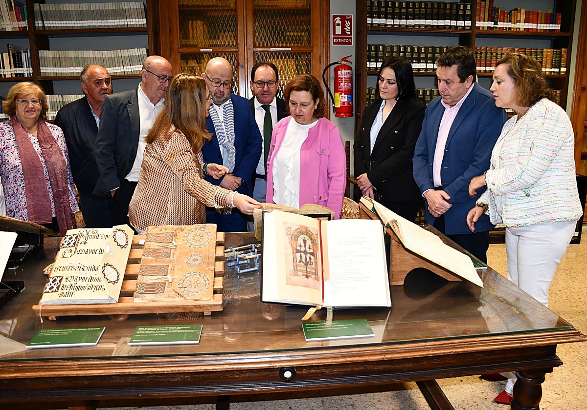 Cedillo, con diputados, en el archivo de la Diputación de Toledo