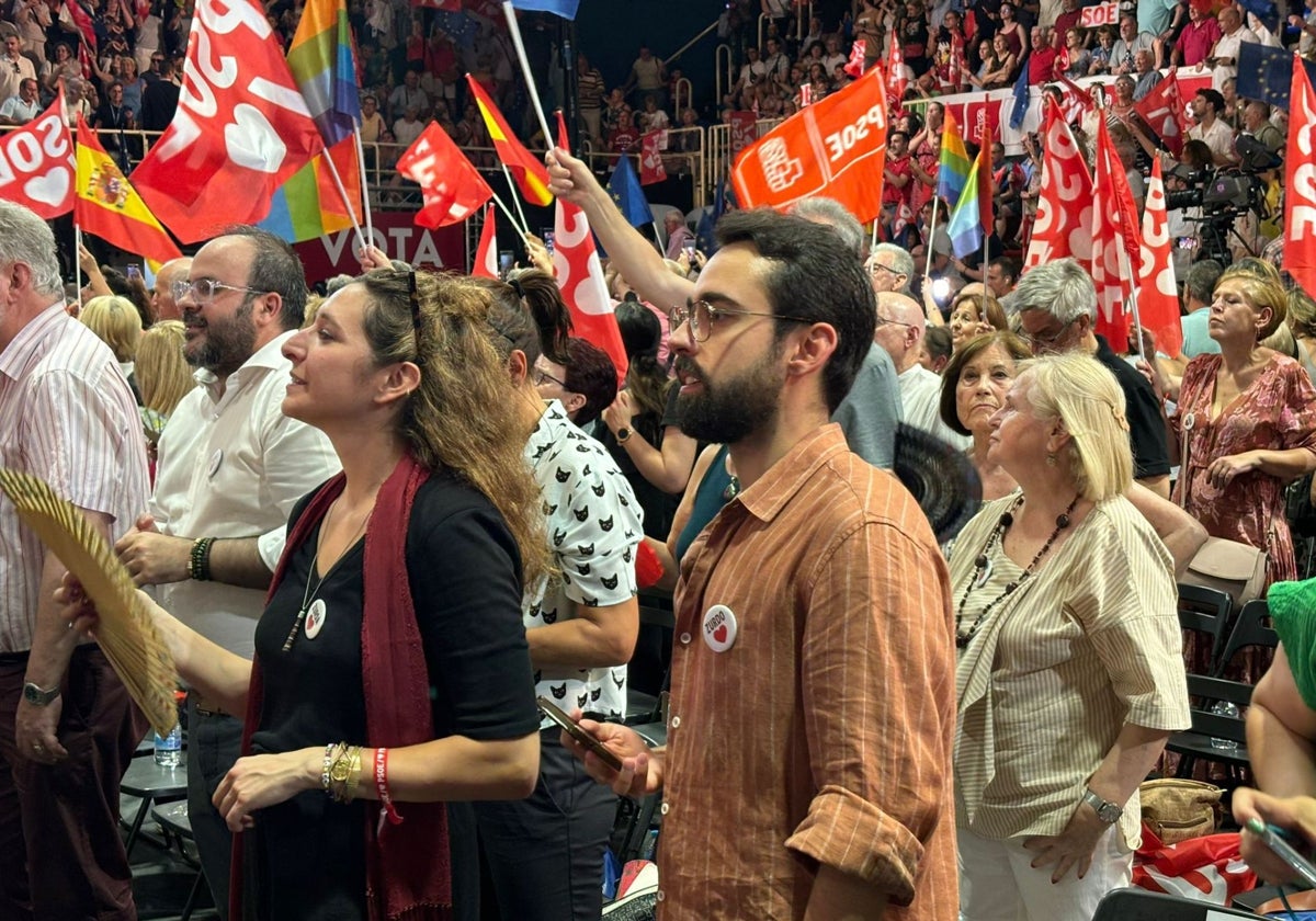 Una simpatizante, con la chapa con la inscripción «Zurda» y otro, con otra con la palabra «Zurdo», en el mitin de cierre de campaña del PSOE, en Fuenlabrada (Madrid)