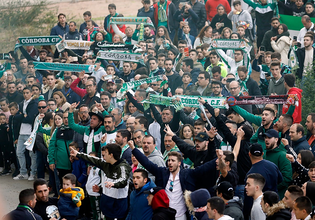 Recibimiento de la afición blanquiverde al equipo en El Arcángel