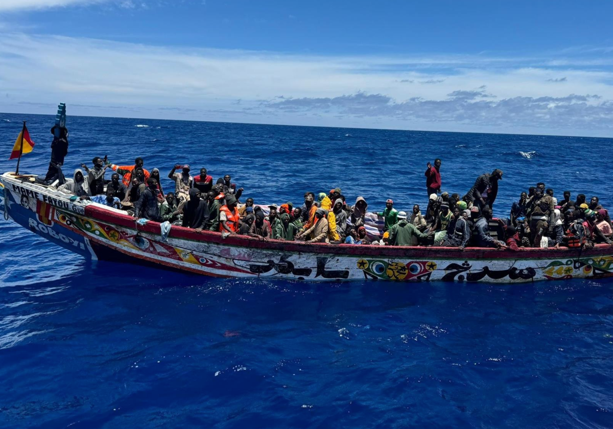 Cayuco localizado en  aguas cercanas a El Hierro