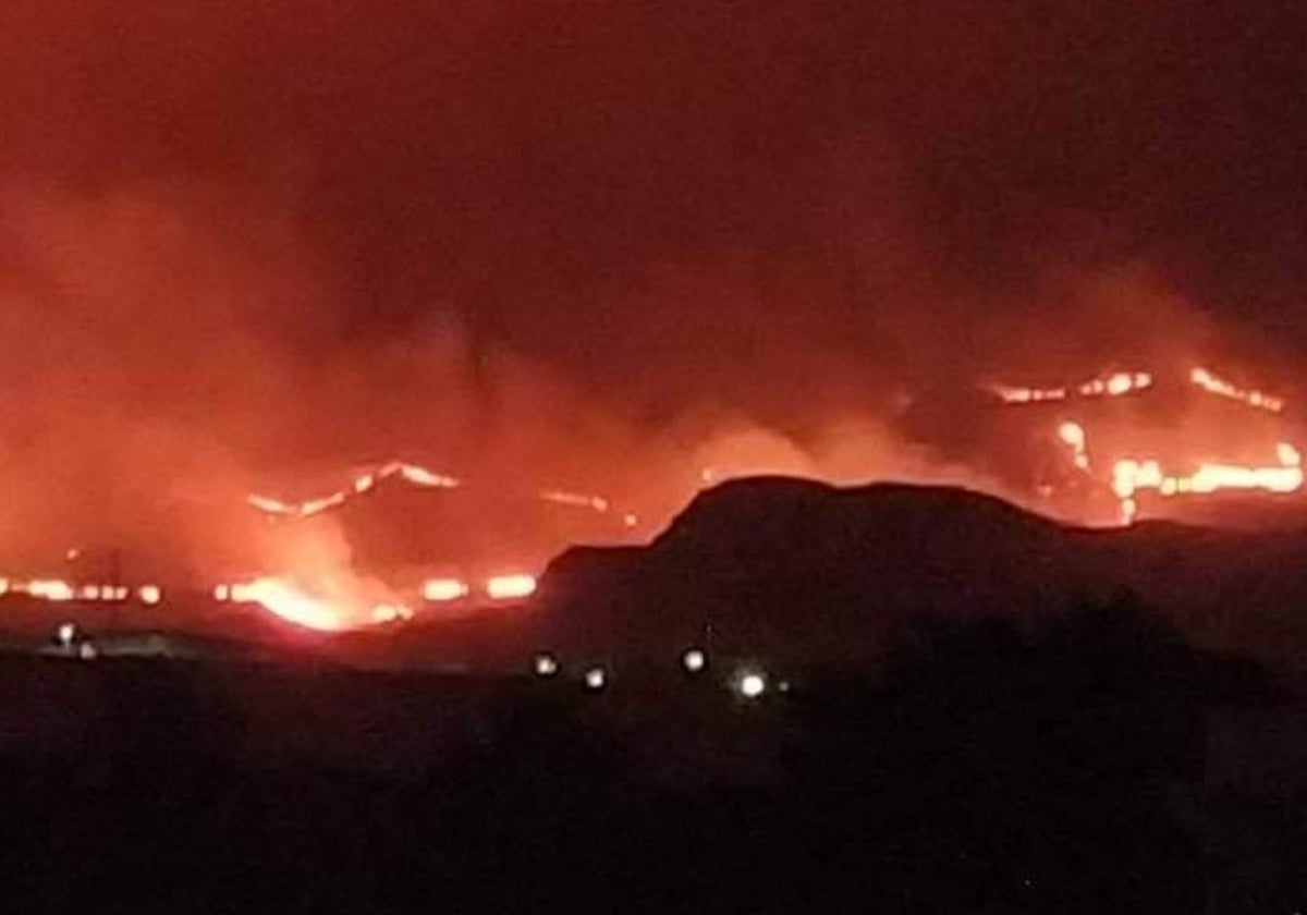 Imagen de la madrugada del viernes donde se observa la virulencia del incendio