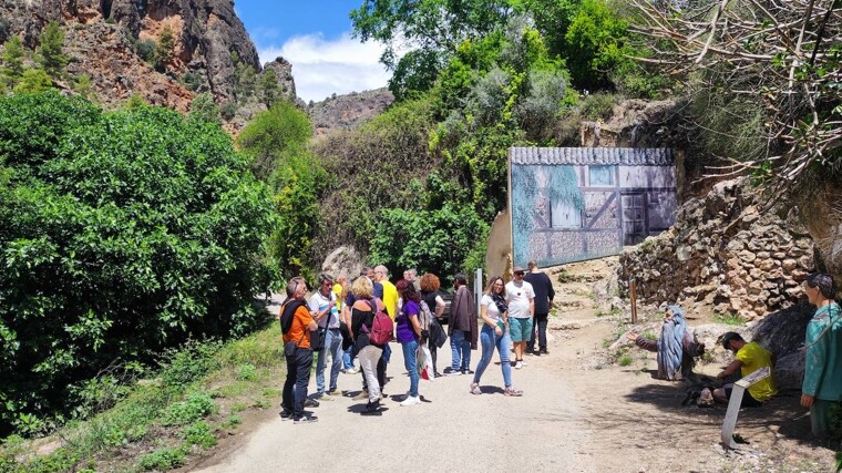 Los amanecistas en un recorrido por los escenarios en Ayna