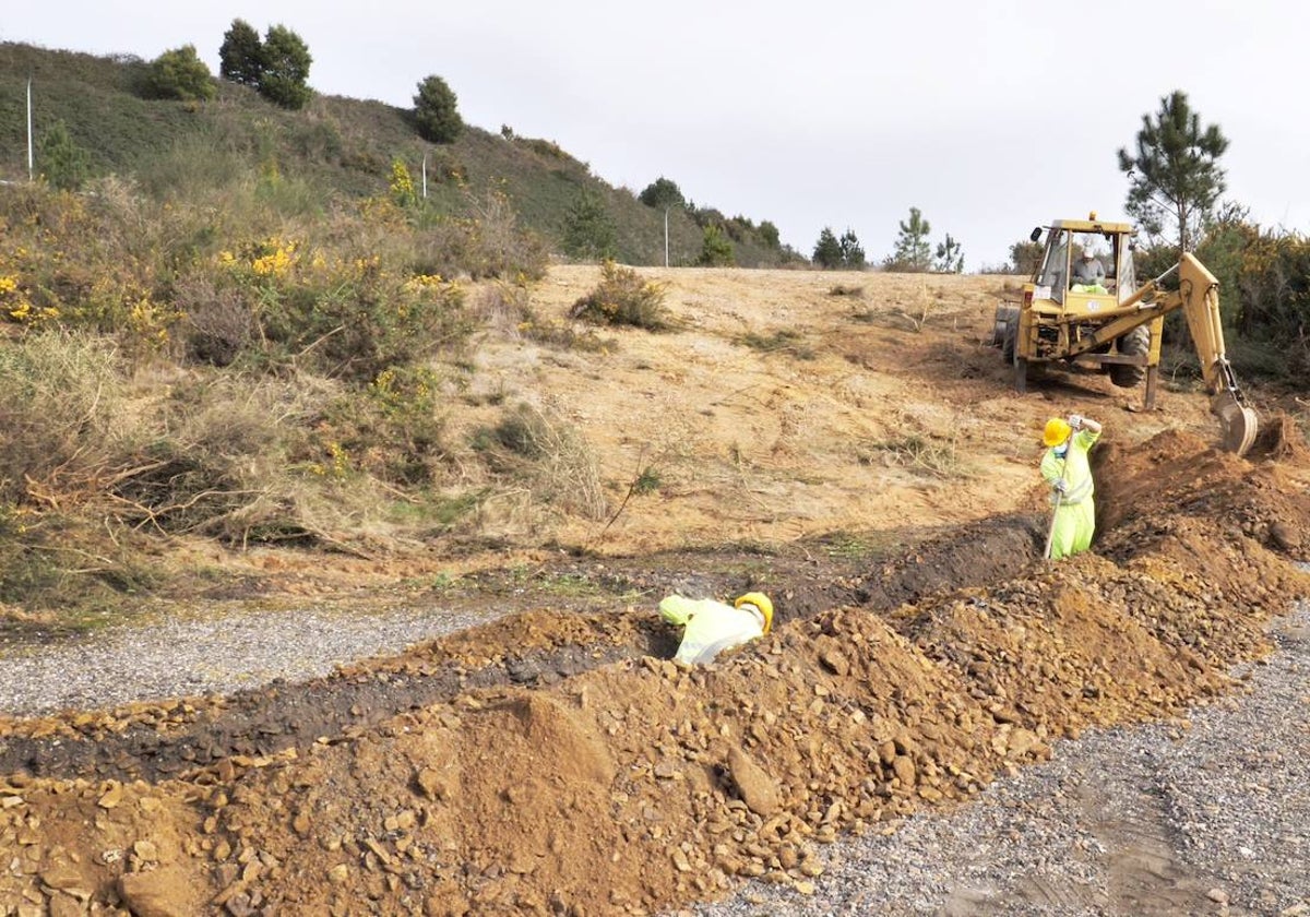 Operarios comenzando las obras de restauración de las aguas en 2022