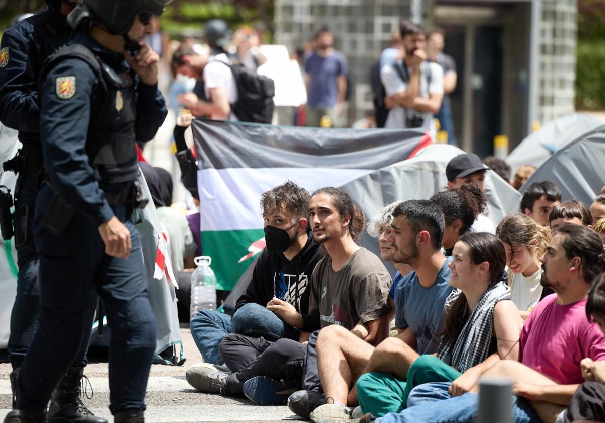 Manifestación de los estudiantes acampados en la Universidad Complutense de Madrid, este jueves