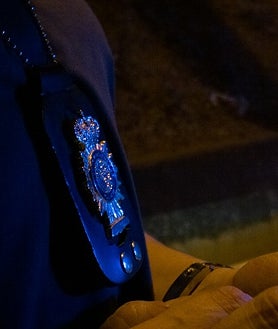 Imagen secundaria 2 - Los agentes revisan urbanizaciones durante la noche y están atentos a las alertas de los controles