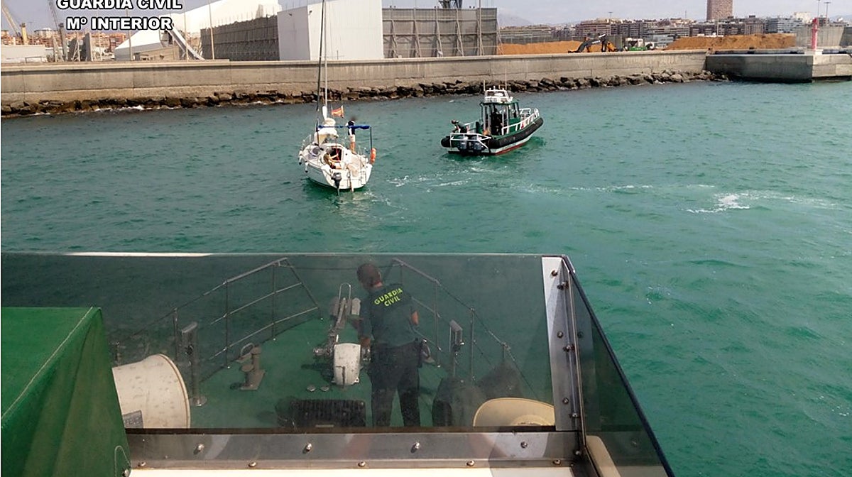Operación de Salvamento Marítimo en el momento de remolcar al barco en el puerto de Alicante.