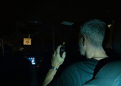 Imagen secundaria 1 - Los agentes revisan urbanizaciones durante la noche y están atentos a las alertas de los controles