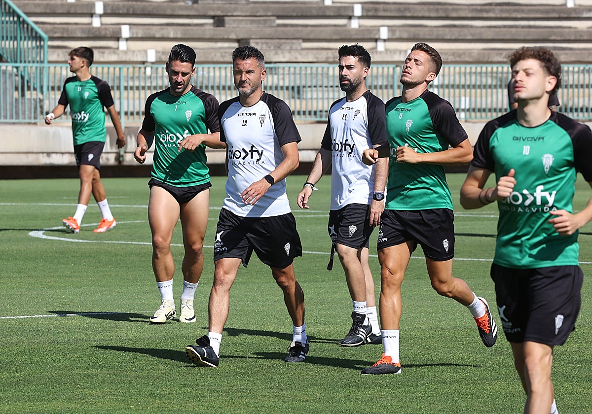 Iván Ania acompaña a sus jugadores durante un entrenamiento