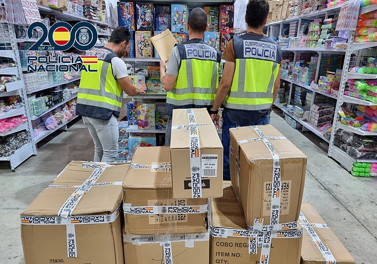 Agentes de la Policía Nacional revisan la mercancía intervenida por las falsificaciones.