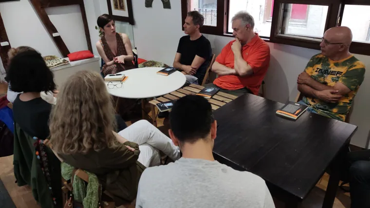 Un momento de la charla de Marta Carnicero con el club de lectura de la Librería Hojablanca en Toledo