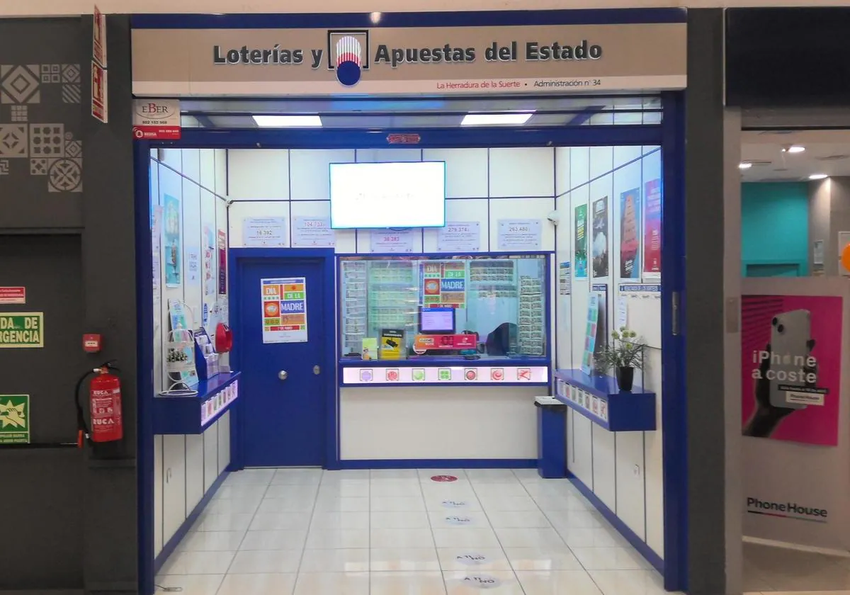 Imagen de la administración de lotería del centro comercial la Sierra que ha vendido el segundo premio