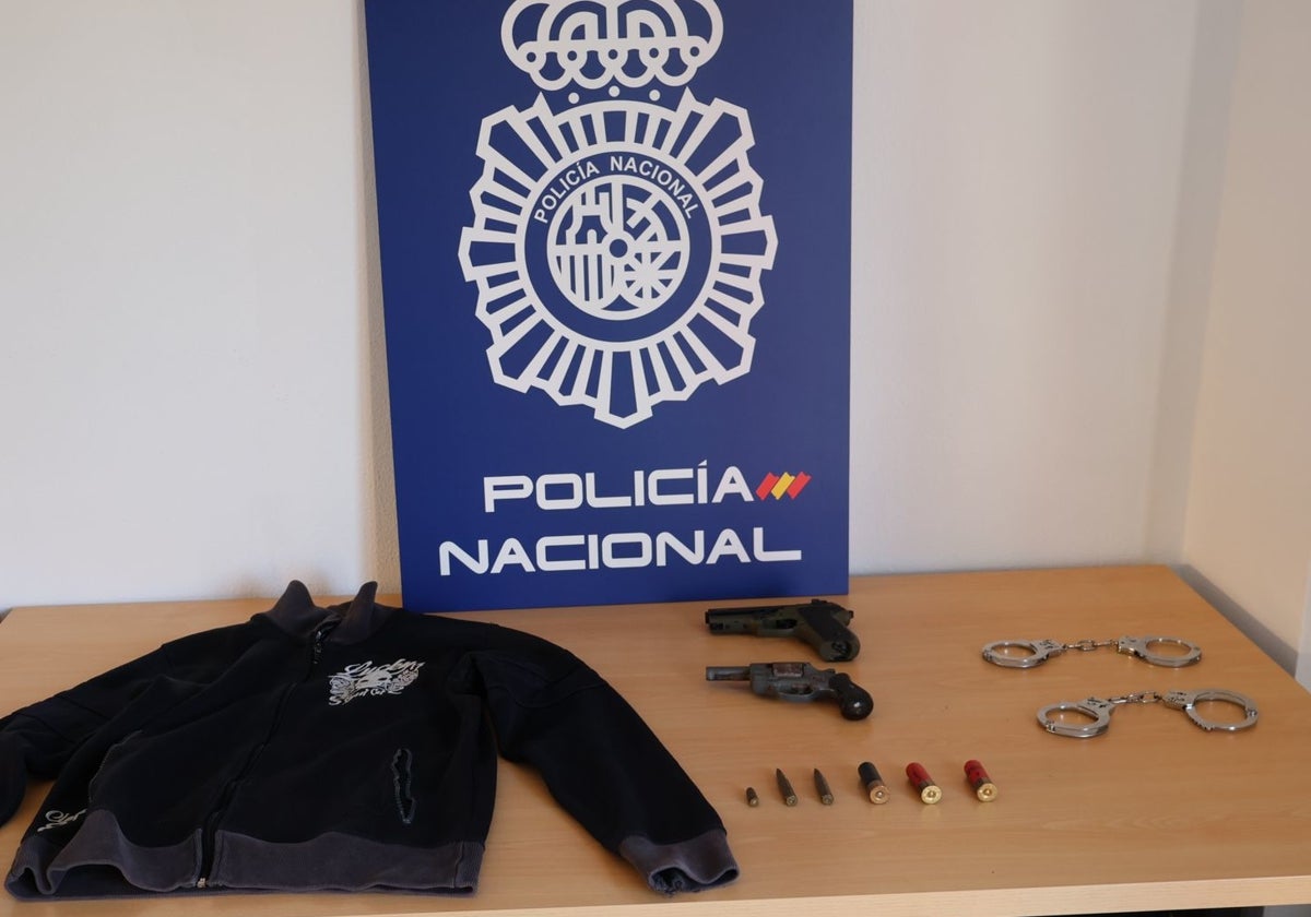 Armas, minicipios, esposas y ropa intervenidas a los atracadores detenidos en Alicante.