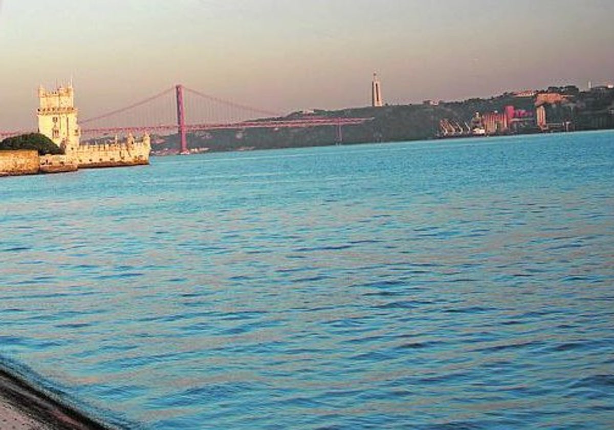 Imagen del río Tajo a la altura de su desembocadura en Lisboa (Portugal).