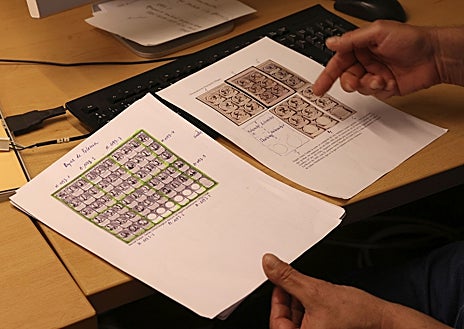 Imagen secundaria 1 - Jorge Maier, conservador e investigador de la Real Academia de San Fernando, con las estampas de la colección Valparaíso que pudieron servir de inspiración para la Plaza Mayor de Salamanca