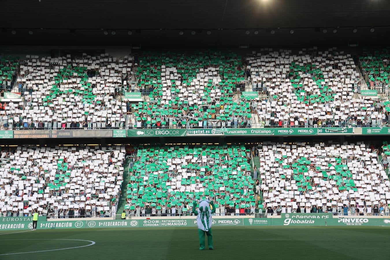 El ambiente del Córdoba-Ponferradina, en imágenes