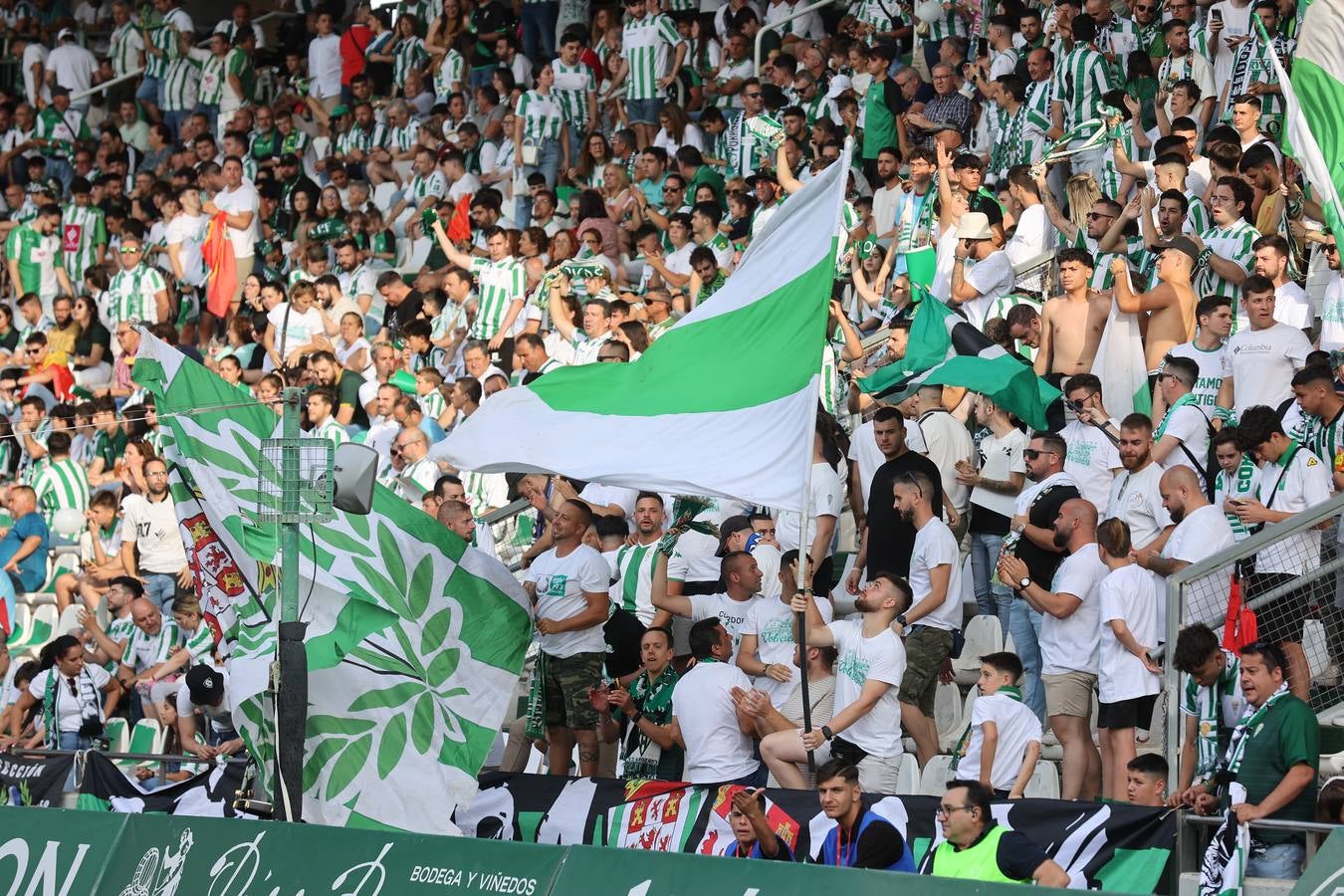 El ambiente del Córdoba-Ponferradina, en imágenes