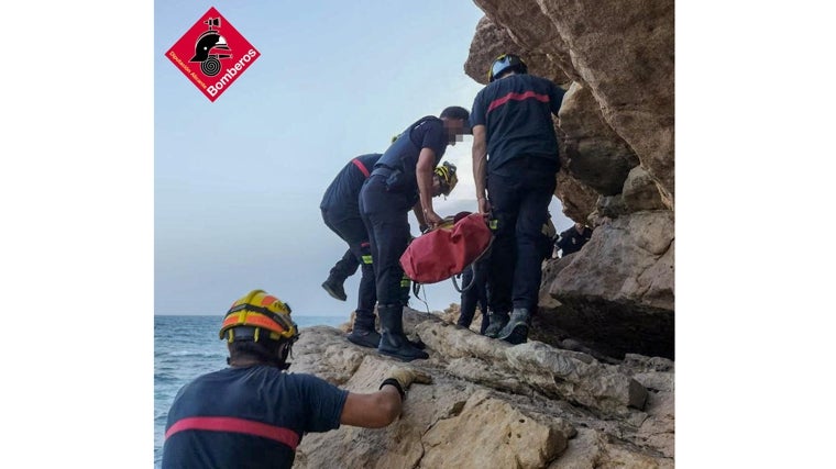 Efectivos de Bomberos trasladan el cuerpo del joven fallecido este sábado.