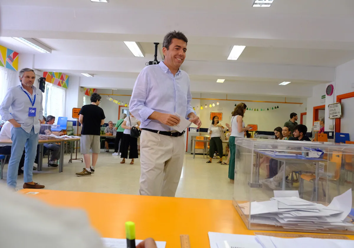 Carlos Mazón en el momento de ejercer su derecho al voto en las elecciones europeas, este domingo en Alicante.