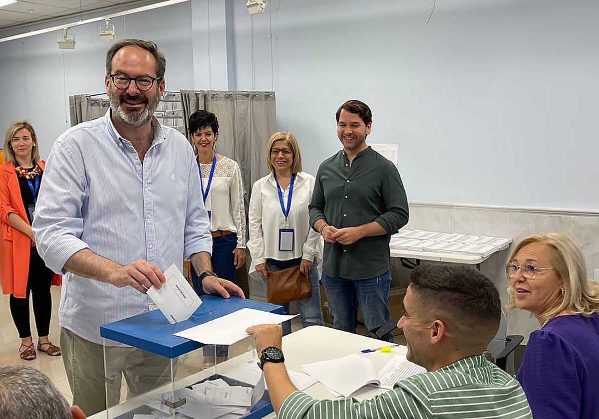 El presidente del PP de Córdoba, Adolfo Molina, vota en un colegio electoral de Cabara