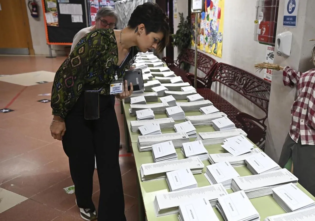 Papeletas en un colegio electoral