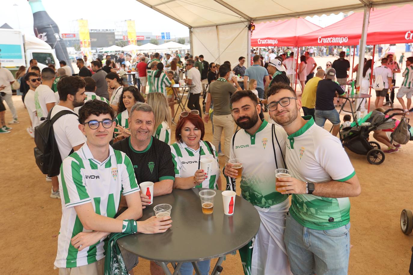 Fotos: las mejores imágenes del ambiente en la Fan Zone del Córdoba CF