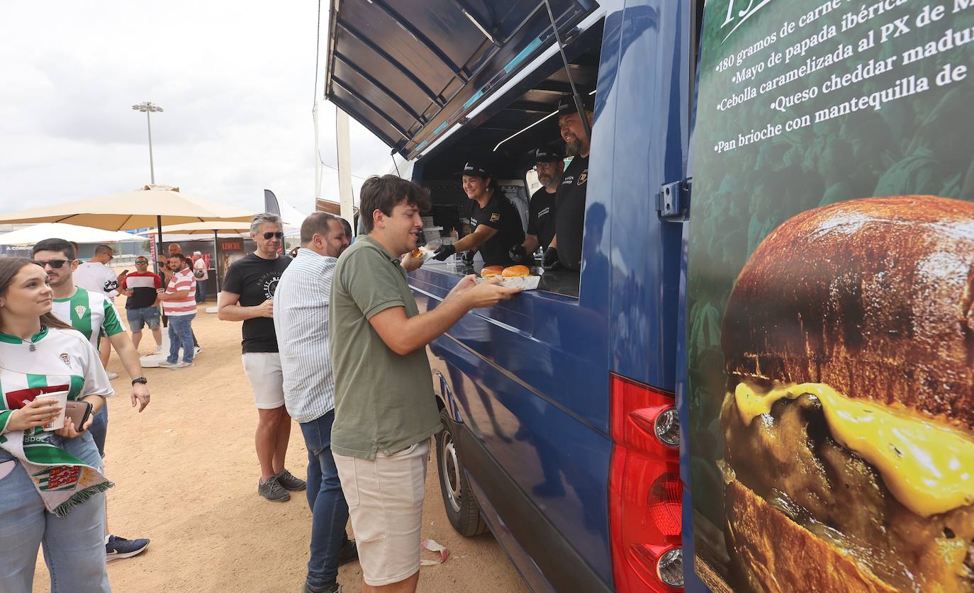 Fotos: las mejores imágenes del ambiente en la Fan Zone del Córdoba CF