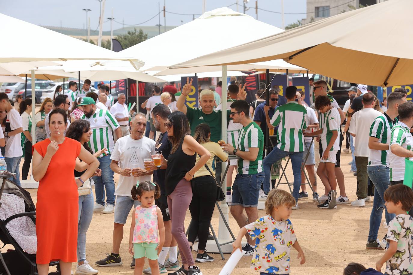 Fotos: las mejores imágenes del ambiente en la Fan Zone del Córdoba CF