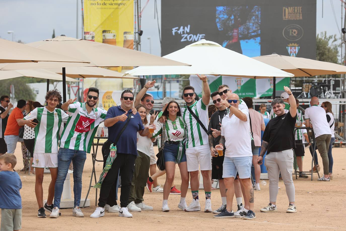 Fotos: las mejores imágenes del ambiente en la Fan Zone del Córdoba CF