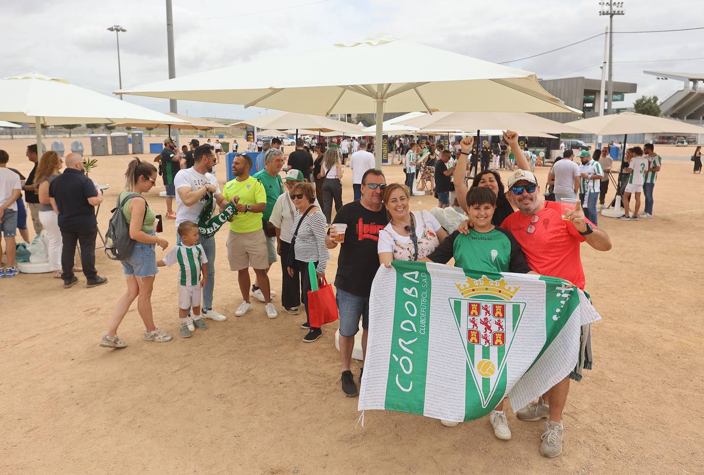 Fotos: las mejores imágenes del ambiente en la Fan Zone del Córdoba CF