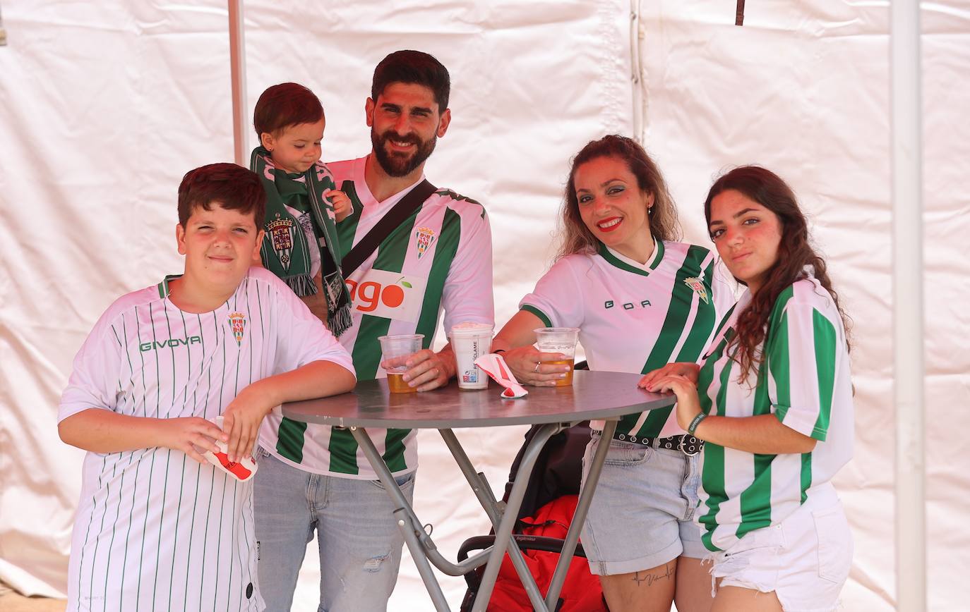 Fotos: las mejores imágenes del ambiente en la Fan Zone del Córdoba CF