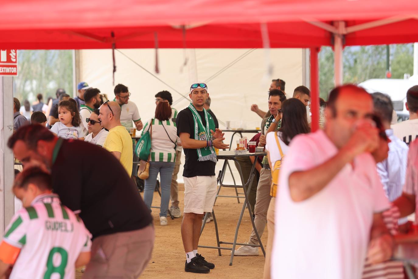 Fotos: las mejores imágenes del ambiente en la Fan Zone del Córdoba CF