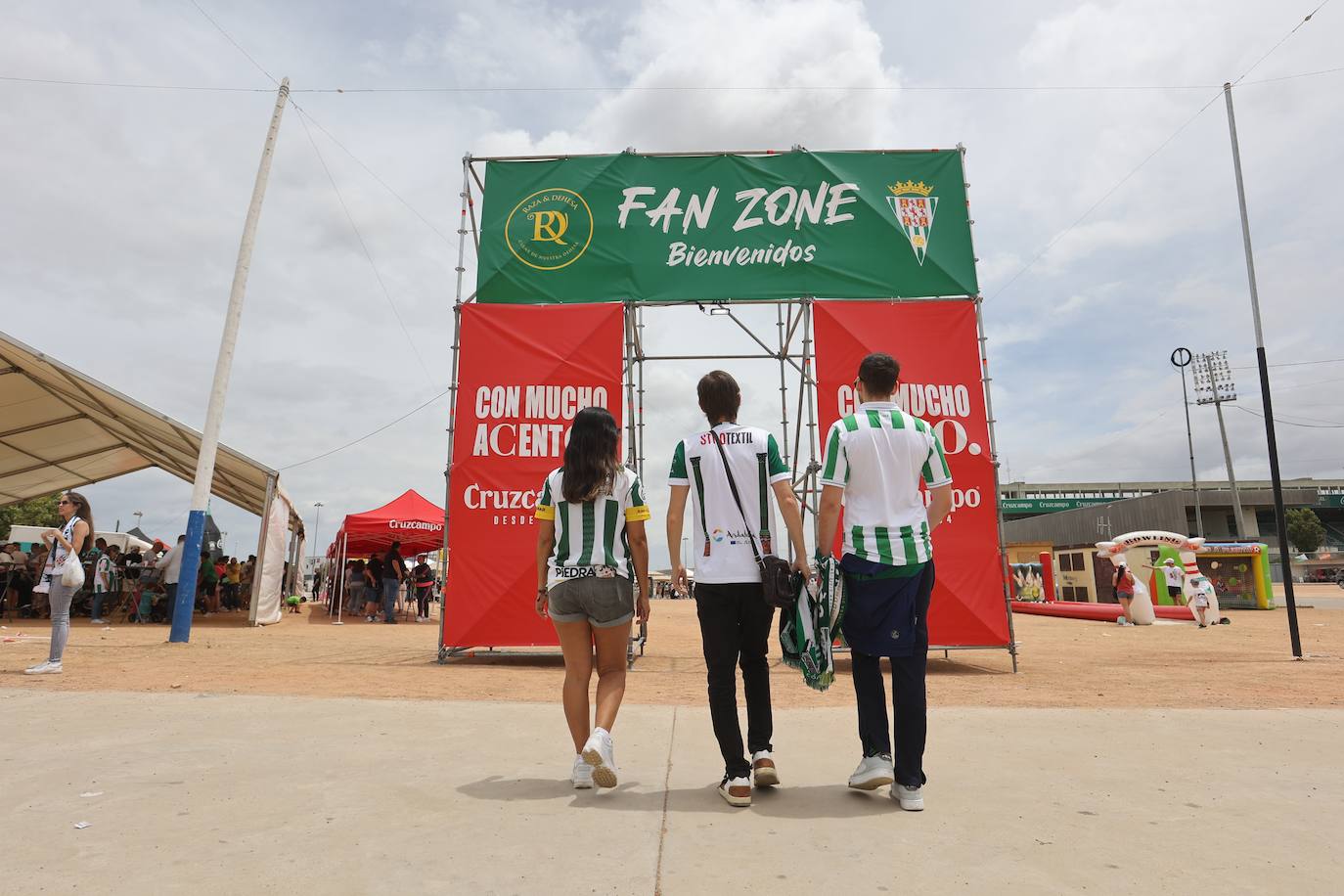 Fotos: las mejores imágenes del ambiente en la Fan Zone del Córdoba CF