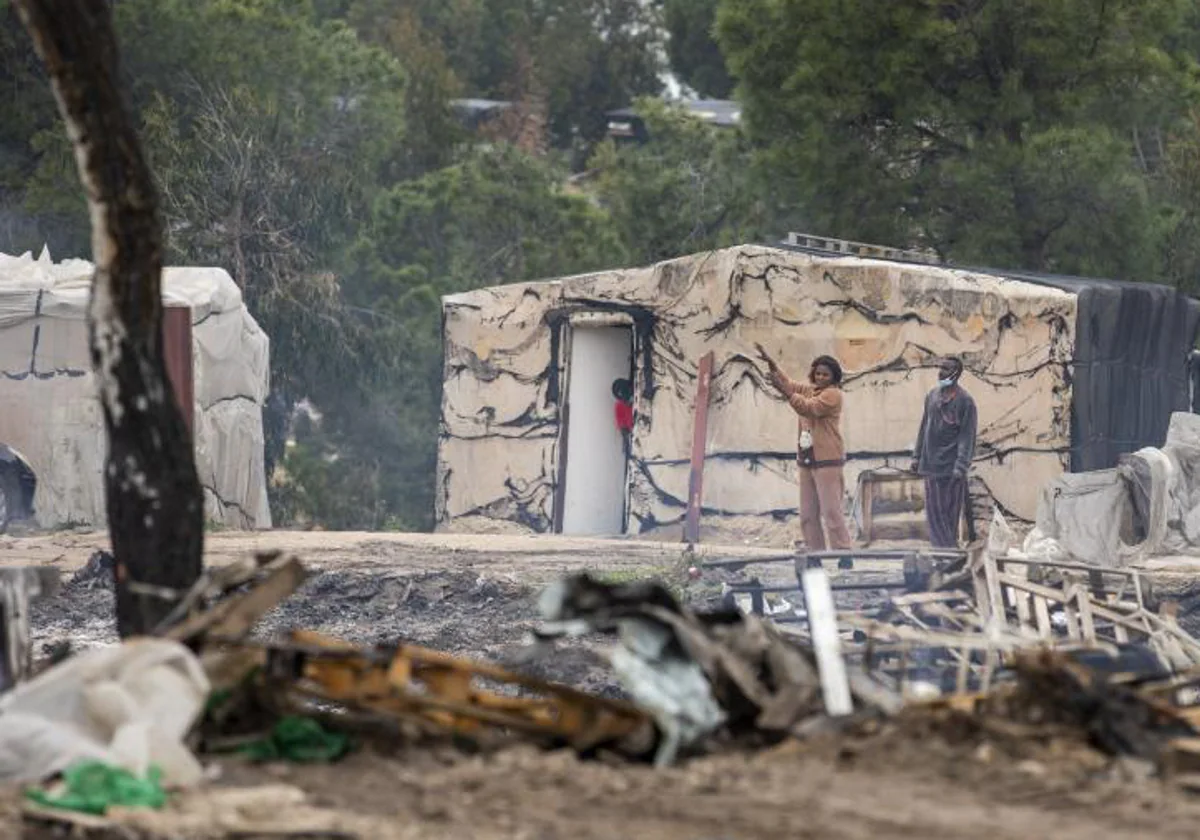 Uno de los asentamientos chabolistas de Lepe tras un incendio