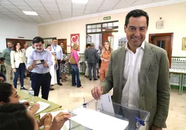 Juanma Moreno deposita su voto este domingo en su colegio electoral de Málaga