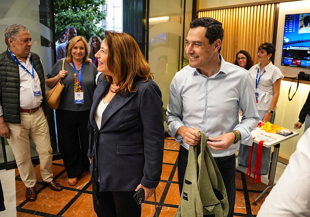 Juanma Moreno, a su llegada a la sede del PP en compañía de Carmen Crespo