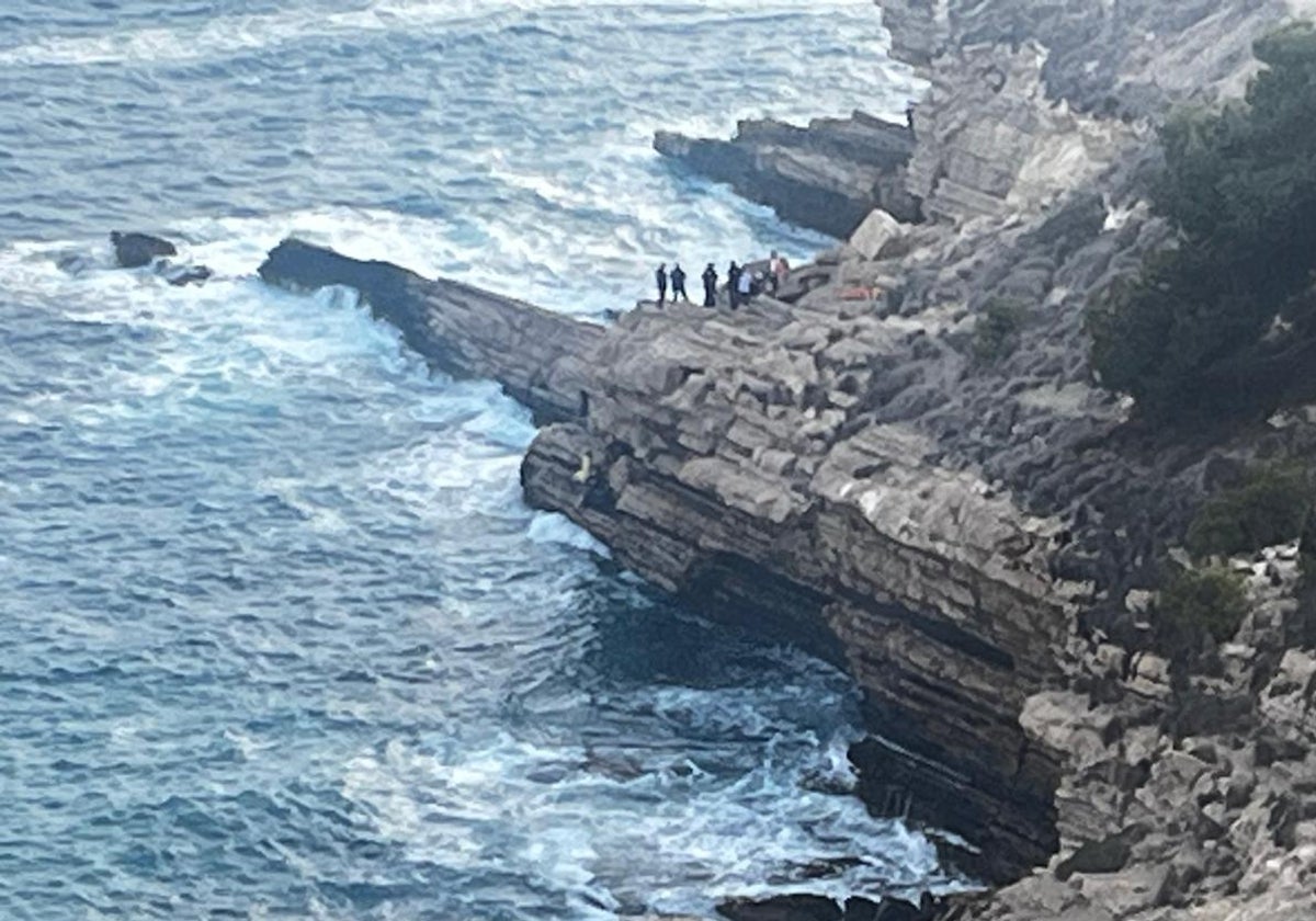 Momento del rescate del joven ahogado en la zona rocosa junto a una cala de Benidorm