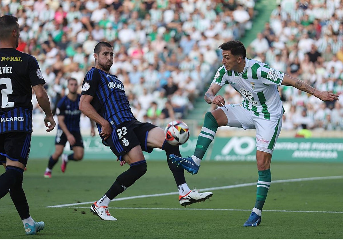 Carracedo despeja el balón ante la Ponferradina en El Arcángel
