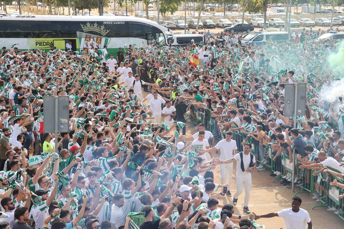 Fotos: el impresionante recibimiento de la afición al Córdoba