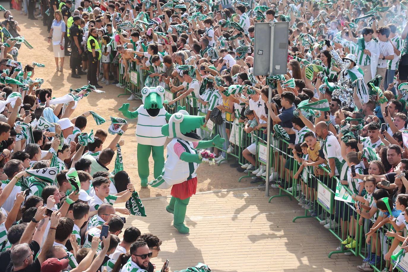 Fotos: el impresionante recibimiento de la afición al Córdoba