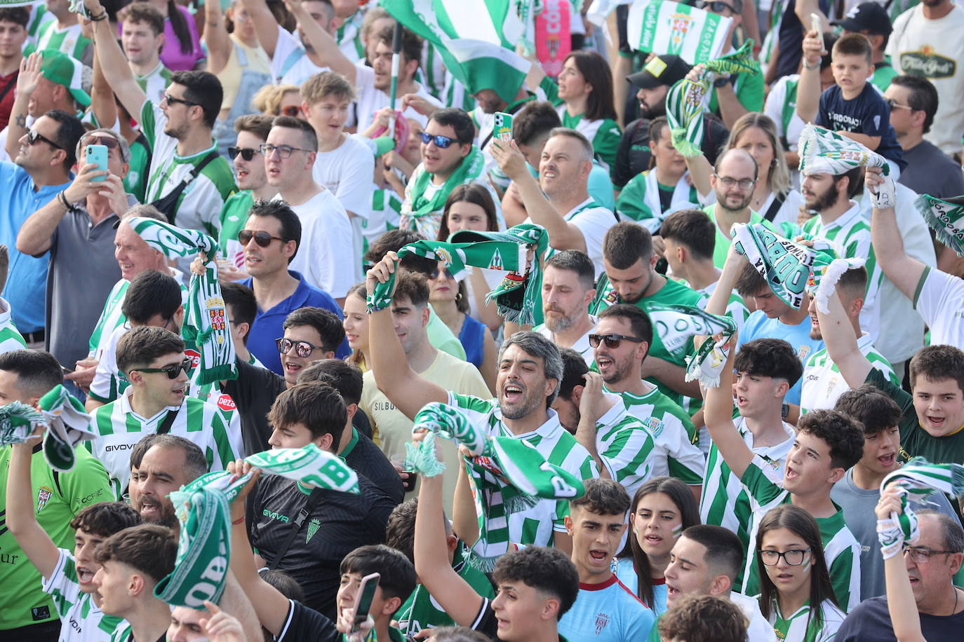 Fotos: el impresionante recibimiento de la afición al Córdoba