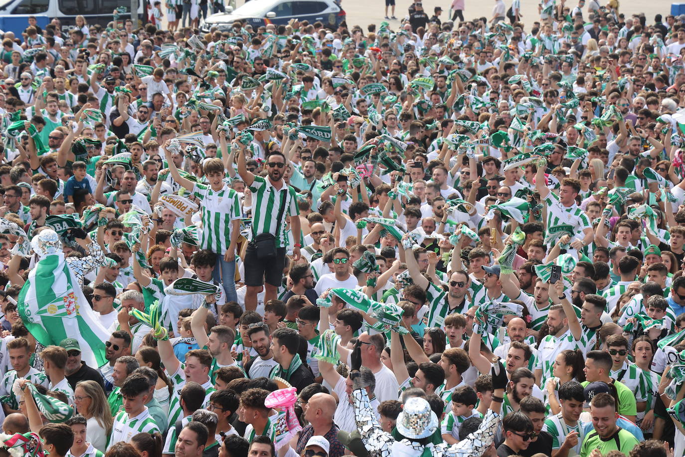 Fotos: el impresionante recibimiento de la afición al Córdoba