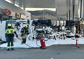 Un camión se incendia tras volcar sobre los surtidores de una gasolinera de Antequera