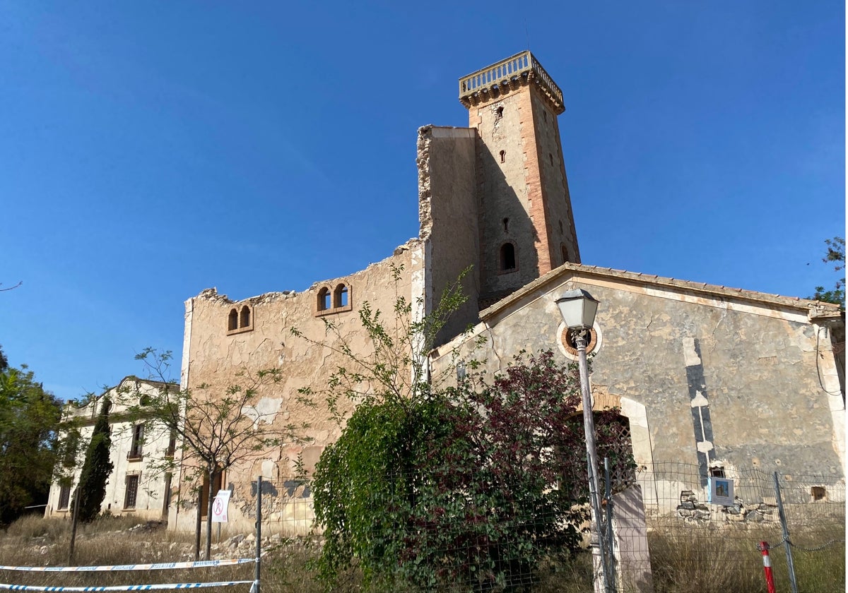 Imagen captada por Acció Ecologista-Agró de uno de los edificios semiderruidos en la Colonia Santa Eulalia (Alicante).