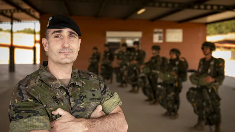 El comandante de la Brigada Paracaidista Alonso Repollés en la base de Paracuellos del Jarama