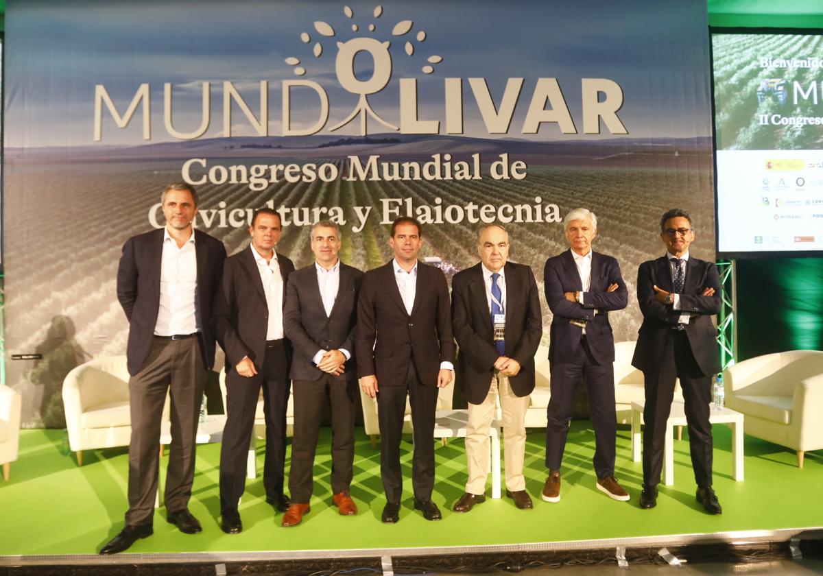 Foto de familia de los participantes en la charla que ha reunido a responsables de grandes aceiteras