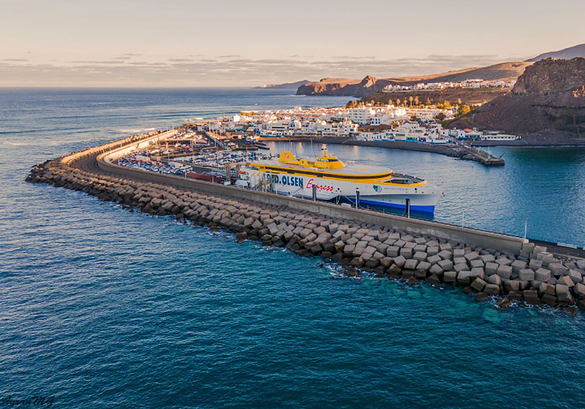 Barco Bañaderos Exprés de la compañía Fred.Olsen en una foto de archivo en el muelle de Agaete
