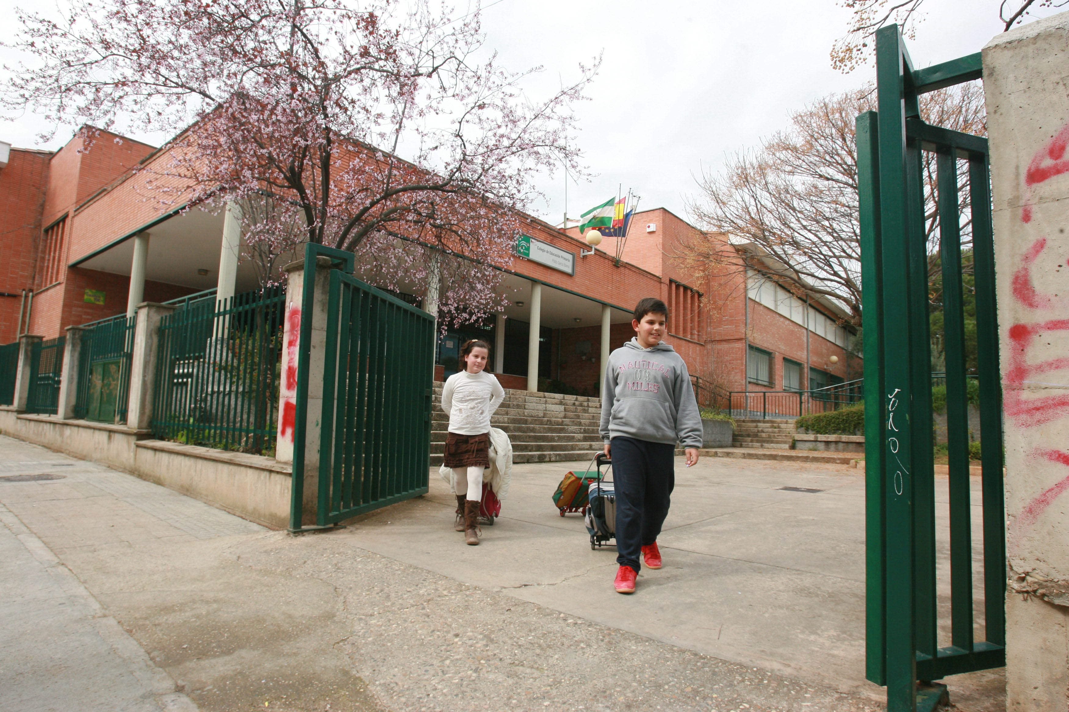 Dos niños salen del colegio Pablo García Baena, que será sometido a una importante remodelación