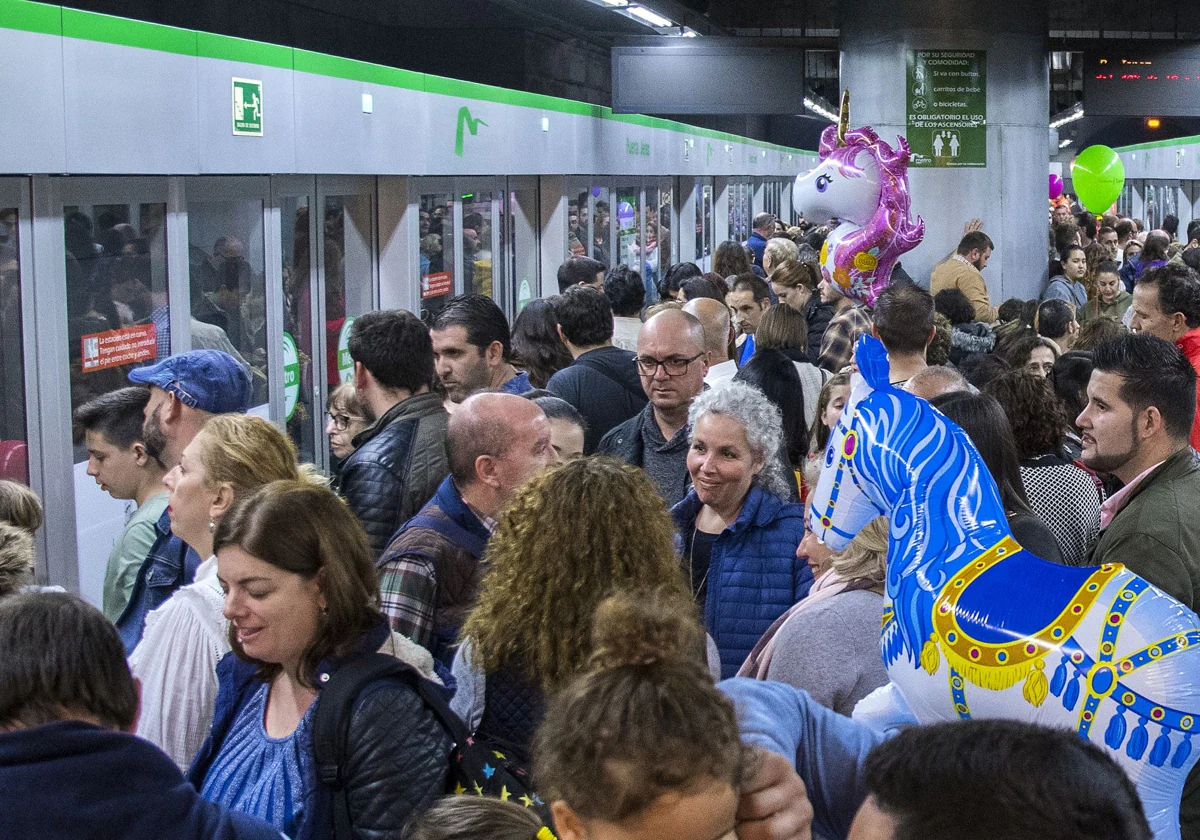 Los andenes del Metro de Sevilla, colapsados durante la huelga de la navidad de 2018